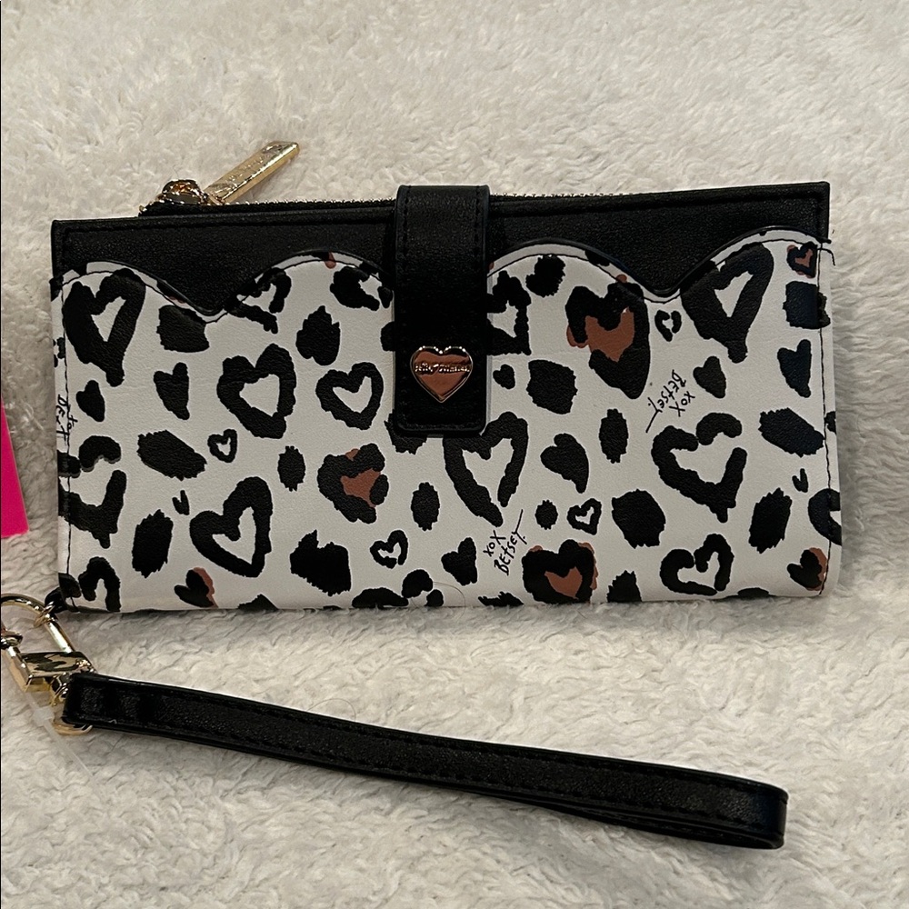Betsy Johnson Heart Leopard Print Wristlet Wallet NWT - Picture 2 of 12